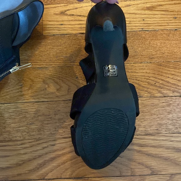 Black Moda Spana heels with gold zipper front. Size 8.5. Worn for one wedding. - Picture 7 of 8